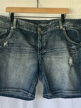 Maurices Denim Shorts white stitches Y2K vibes